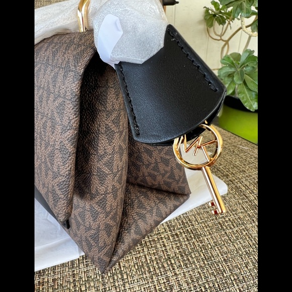 16. Michael Kors Medium Cece Crossbody Bag - Picture 6 of 8